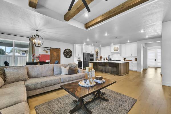 $695,000 / 4br - 2385ft2 - J U S T . H I T . T H E . M A R K E T - $695,000 (Caldwell)63981531882115123