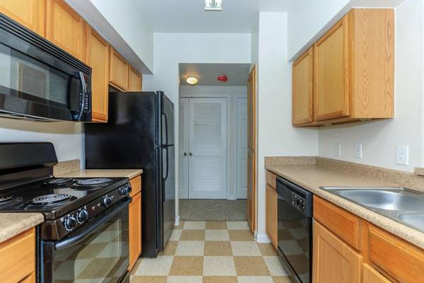 $1,078 / 1br - 727ft2 - Keep Cool with Ceiling Fans & Central Air63812507386753121