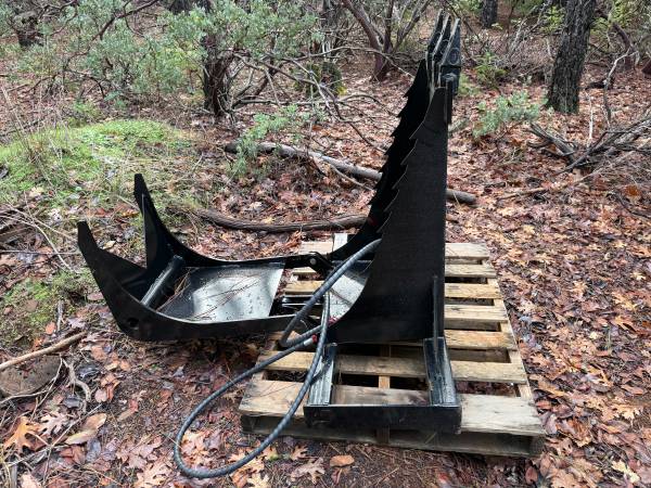 Skidsteer stump grapple bucket 1