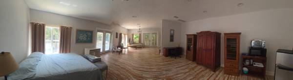 Private MASTER SUITE in the Mansion w hot tub in the suite- LOFT STYLE 1