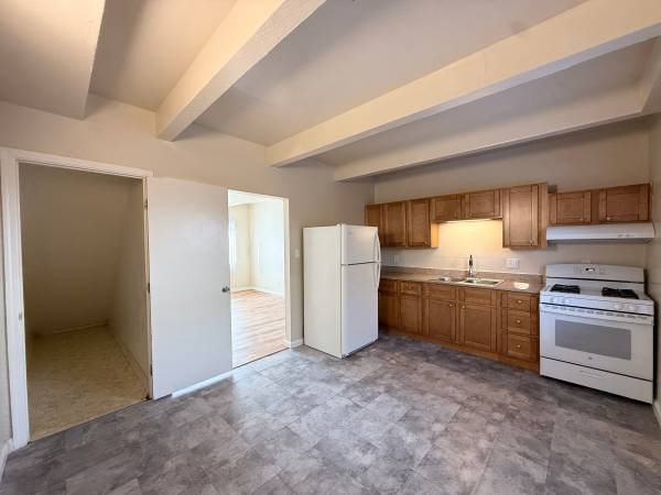 $2,295 / 2br - 900ft2 - Renovated Townhouse - Gated and Secure Community - Private back patio! (hayward / castro valley)64049799624577124