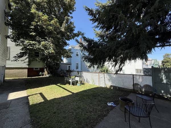 $2,350 / 2br - 800ft2 - Winter Hill / Sullivan Sq - 2 Bed with Eat-in Kitchen (Somerville \ Winter Hill \ Sullivan Sq.)63996693423618124