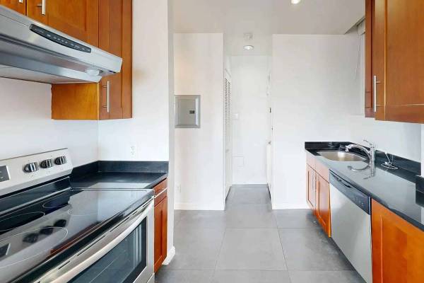$1,425 / 2br - 2238 Hyde Street rises tall and slender on Russian Hill (russian hill)64023718510721123