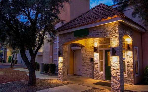 Onsite Laundry Facilities, Eat-In Kitchens, Hardwood Flooring 1