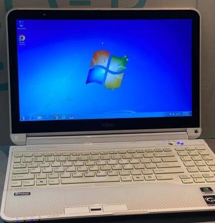 14” Laptop Fujitsu, Windows 7 32 bit 1