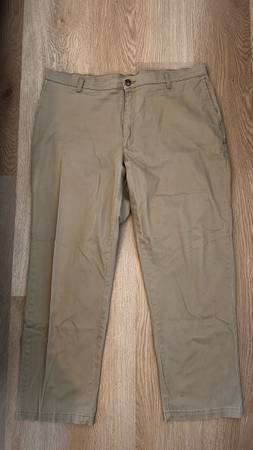 Value Find! Men’s Lee Total Freedom Khakis – 40×32, Ready to Wear 1