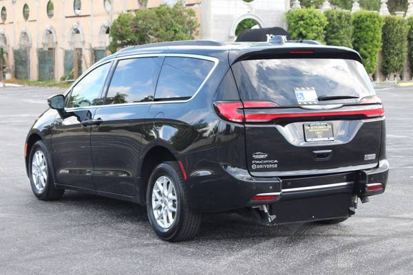 Wheelchair van handicap ramp van 2022 Chrysler Pacifica Touring L - $34,995 (Clearwater)63470261928833124