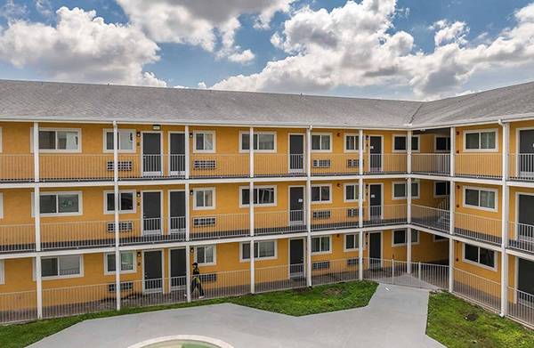 Easy freeway access, Fully furnished, Kitchenettes 1