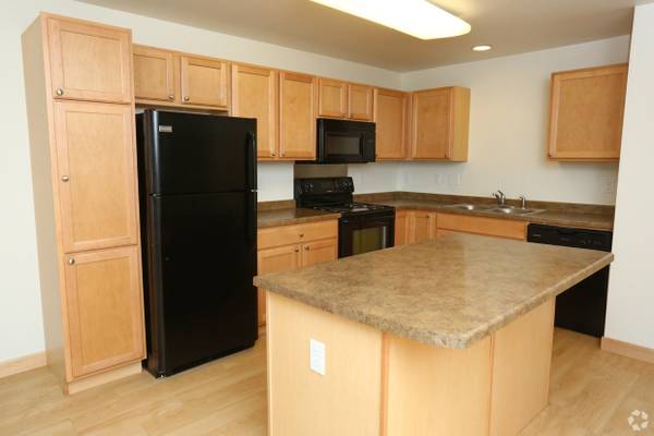 $1.095 / 2 habs - 970 pies² - 2 habitaciones, estacionamiento reservado y subterráneo, ascensor (705 E Highland Dr, Williston, ND)63180337088897121