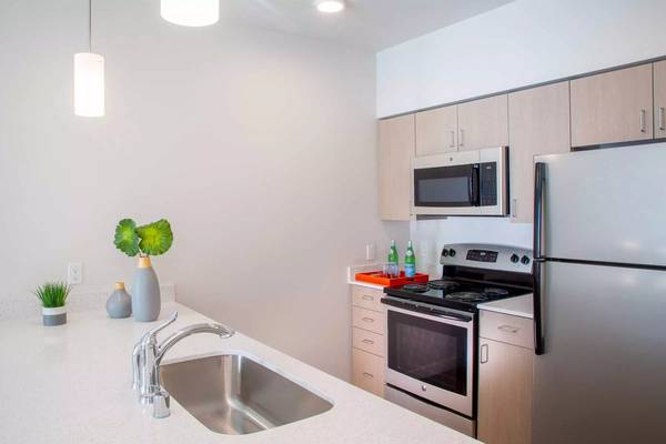 $1,395 / 1br - 542ft2 - Bright Days, Cozy Nights: Your Perfect Home Base! (Seattle)63885011653891124