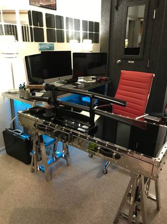 Escritorio ajustable con tapa de vidrio, base de metal, diseño Boomline V Flight - $1.200 (Westwood, Los Ángeles)63471427182977122