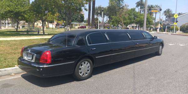 2005 Lincoln Town Car 120 limusina por Federal - $5,995 (San Diego)63440946791939123
