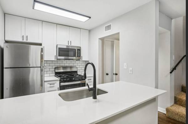 Townhouse! 8 weeks FREE rent! Citywide 512-440-RENT (440-7368) 1