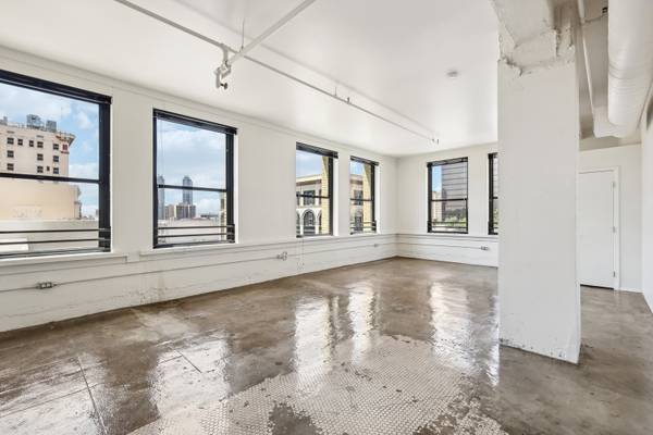 $2,420 / 800ft2 - AMAZING 9TH FLOOR VIEWS! PET FRIENDLY! ONE MONTH FREE!!63932992296578121