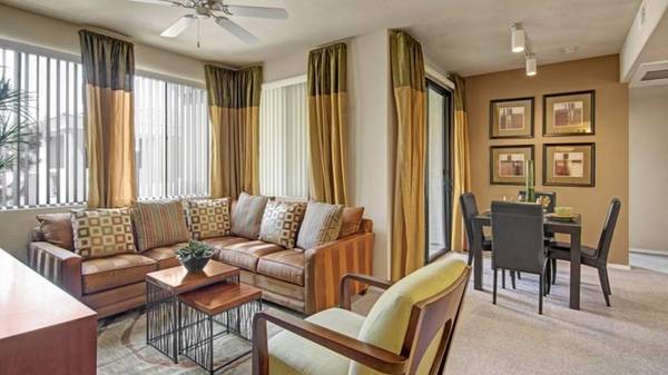 $1,490 / 2br - 965ft2 - Your Pets are like Family Here! We love dogs and cats! 2 Bed, 2 Bath (Peoria - Luke Air Force Base)64024824949378122