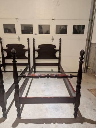 Antique Mahogany Matching Twin Four Poster Beds - $325 (Hillsborough)63470912141955121