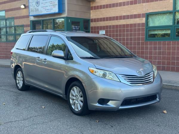 Toyota Sienna Awd - $14,900 (Brooklyn)63654719055619122