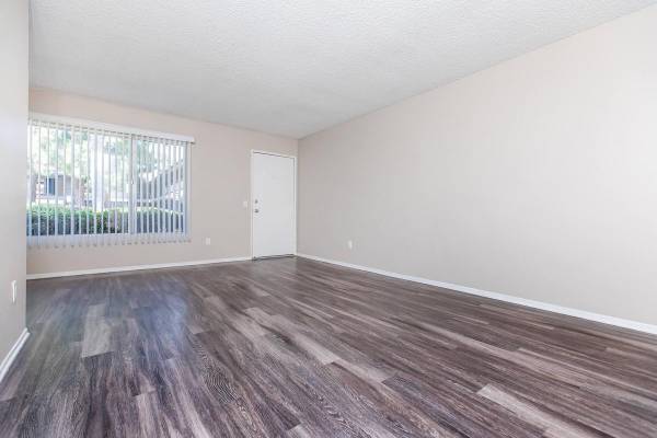 Convenient Online Leasing, Outdoor Shaded Lounge Areas 1