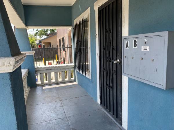 $1,495 / 1br - 750ft2 - One Bed One Bath - Wood Flrs, Gated, Parking Fridge and Stove Included (South Los Angeles)63953078684290121