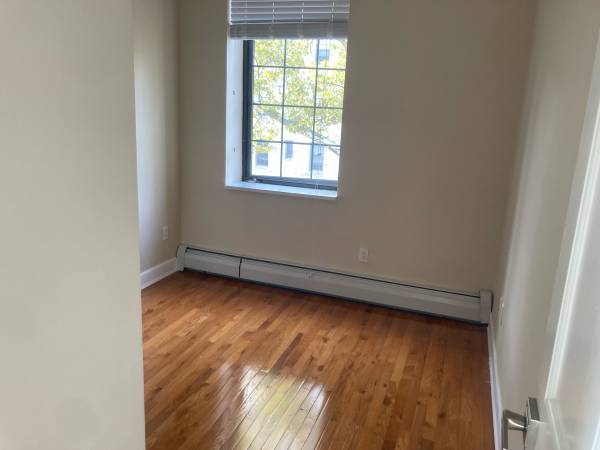 $1,350 / 1br - Sunny room for rent near Ditmars/35th St  all utilities incl- PLEASE READ (Astoria)63912046439427121