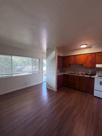 $1,100 / 1hab - 700ft2 - ¡Uno de un dormitorio en piso superior! ¡Disponible a partir del 01/11/2025!63977278114307120