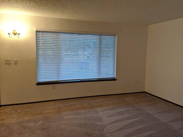 $1,995 / 2br - 1026ft2 - 2 Bedroom, 1.5 Bathroom Townhouse- Garage, Fenced Yard, W/D! (Spanaway)63850641087105122