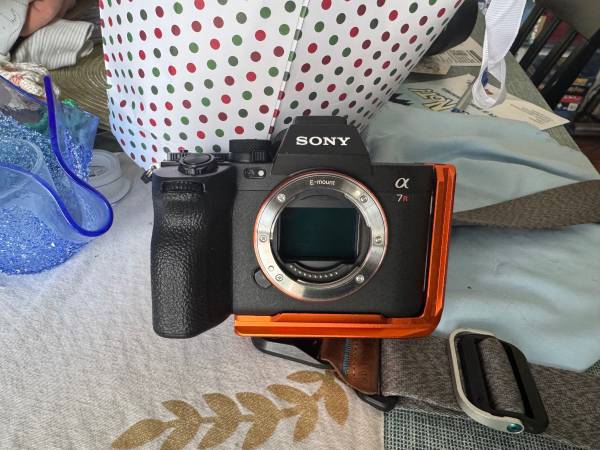 Sony A7RV mirrorless camera body - 61 megapixels - low shutter count 1