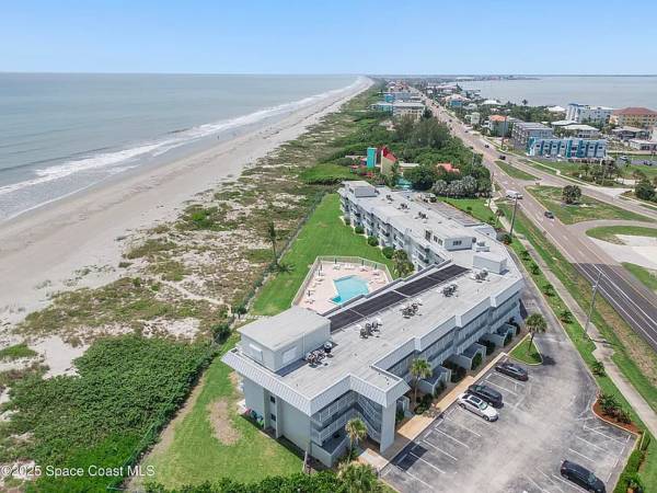 $90 / 2br - 1181ft2 - This beautifully renovated 2-bedroom, 2-bath condo offers direct (Cocoa Beach)63923417346818122