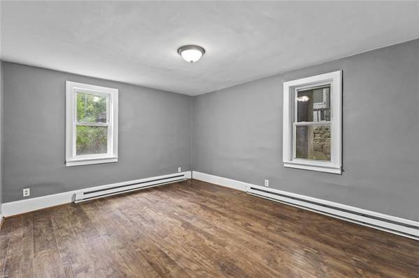 $389,000 / 3br - 1650ft2 - Excelente hogar multifamiliar en venta en West Warwick (10 Sisson Street)64002830047617124