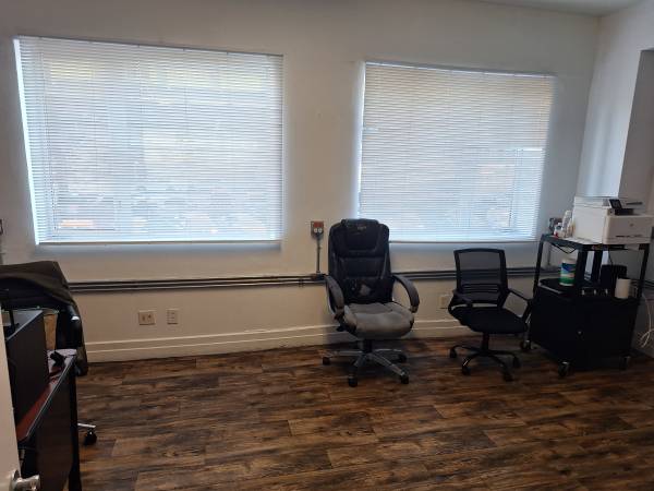 $3,299 / 1800ft2 - OFFICES FOR RENT WITH CENTRAL AC/HEAT -LOTS OF WINDOWS---PARKING -BACK (SUNSET PARK)63689734702979121