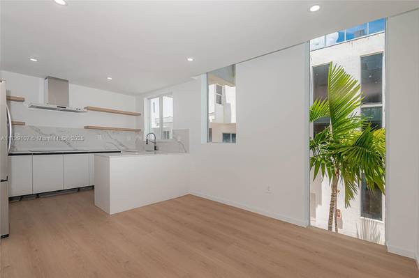 $1,750,000 / 4br - 3-story Townhome with roof terrace in Normandy Isle (Miami Beach)64049275899521124