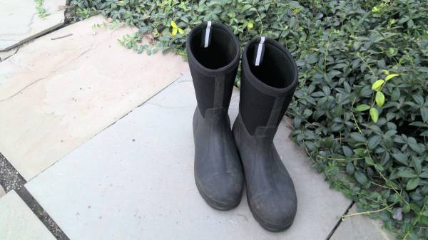 Genuine Muck Boots Men's size 8 Women's size 9 - $40 (Wrightstown/Newtown)63442996350849124