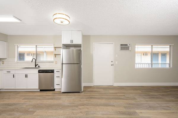 $2,495 / 2br - 890ft2 - 🔥 Sin balcón, sin problema: ¡elegante departamento de 2 habitaciones con gabinetes personalizados y estacionamiento!63829303501441120