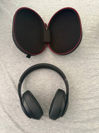 Beats Studio 3 with case 1