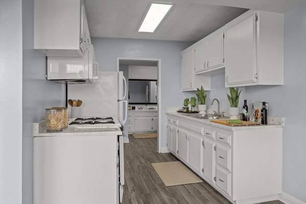$2,425 / 1br - 882ft2 - Private Patio or Balcony, Business Center, Spacious Closets (2051 Geneva St, Oceanside, CA)63998604728706122