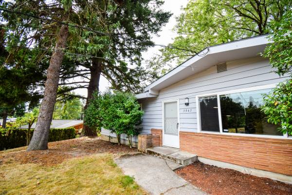 $2,395 / 3br - 1200ft2 - Charming 3 Bedroom 2 Bath Home with Large Backyard! (Beaverton)63831398124289120