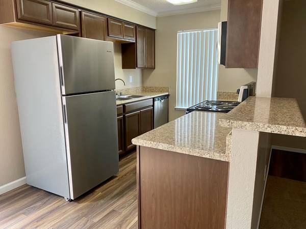 $2,025 / 2br - 1006ft2 - AVAILABLE SOON! 2 BED 2 BATH, ATTACHED GARAGE, WASHER/DRYER HOOK UPS! (CLOSE TO OLD TOWN CLOVIS, GOOD SHOPPING AND GREAT DINING!)63798509673985124