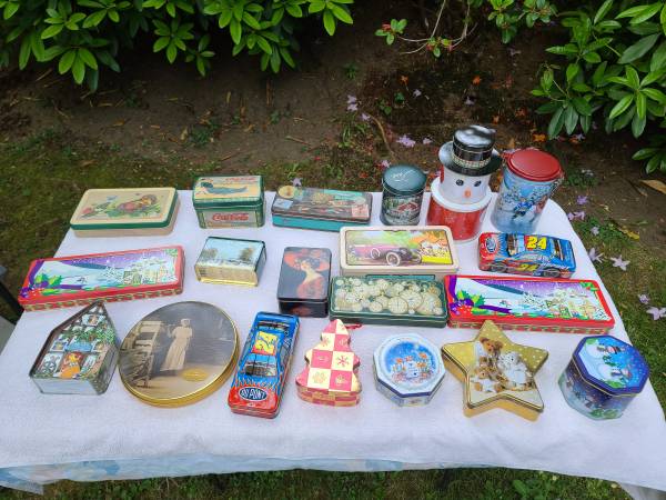 Tin cookie boxes  7$ 1