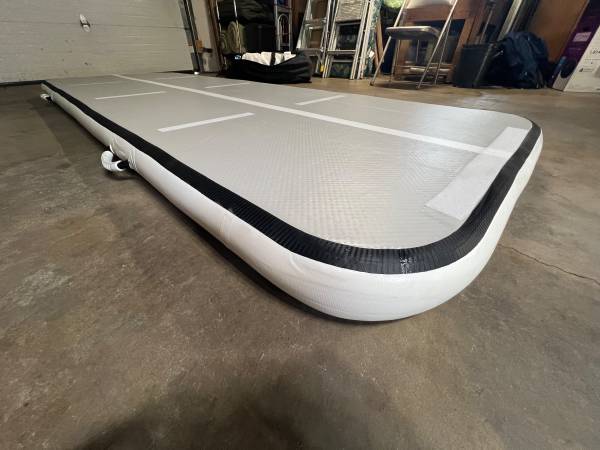 Inflatable tumbling track / crash pad 1