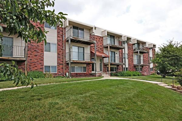 $1,011 / 2br - 970ft2 - Tara Heights Apartments 2 Bed 1.5 Bath | 970 sqft (Papillion)63968760498690120