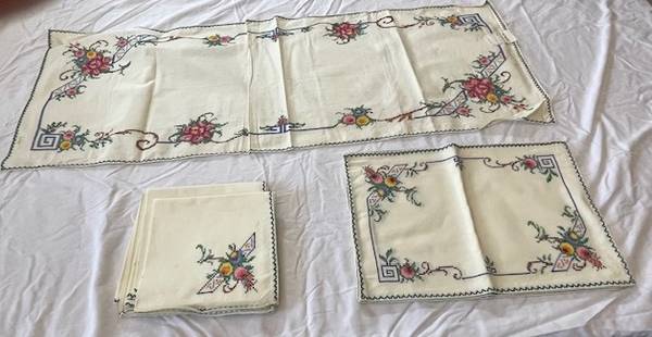 Embroidered table runner, 8 placemats, 8 napkins 1