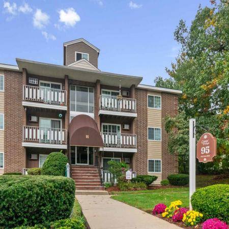 $2,060 / 2br - 975ft2 - Colonial Village Apts- Fall in love with a new apt (Manchester)63931519668355123