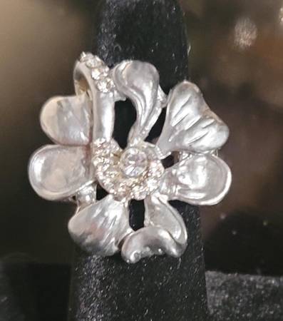 Maile Leaf White Stone Silver Tone Ring 1