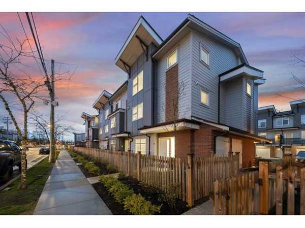 Court Order!! Over 2300sqft bright spacious corner unit townhome 1