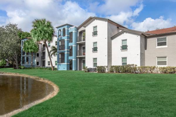 $1,930 / 2br - 900ft2 - Relax by the Pool in Beautifully Landscaped Grounds! 🌞 (9873 Lawrence Road, Boynton Beach, FL)64002014648321120