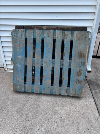 2 free pallets heavy duty 1