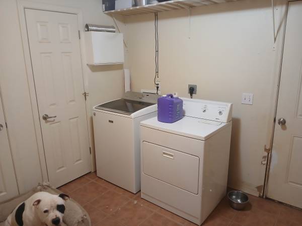 $550 large master bedroom with private bath on propert just outside of town (kingman)63618564752515122