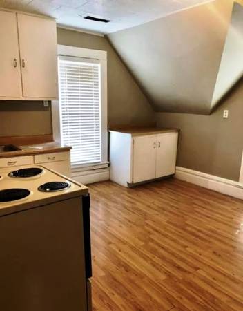 $775 / 1br - Large 1 Bedroom in Duplex (307 N Clinton)63897747529347121