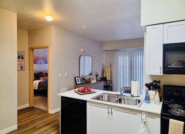 $1,711 / 1br - Rojo, Blanco y Mejor Que Nunca (1001 E. Marine View Drive, Everett, WA)63799881551105120
