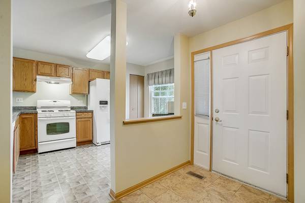 $2,300 / 2br - Affordable 2Bd/1.5Bath Townhome in Carpentersville -- Move in Ready! (Carpentersville)63959876315779123